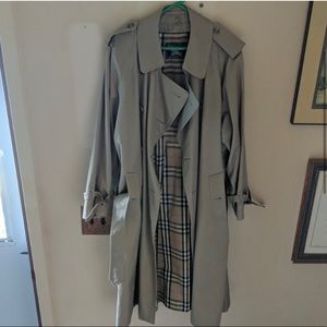 Men’s Burberry trench/ rain coat